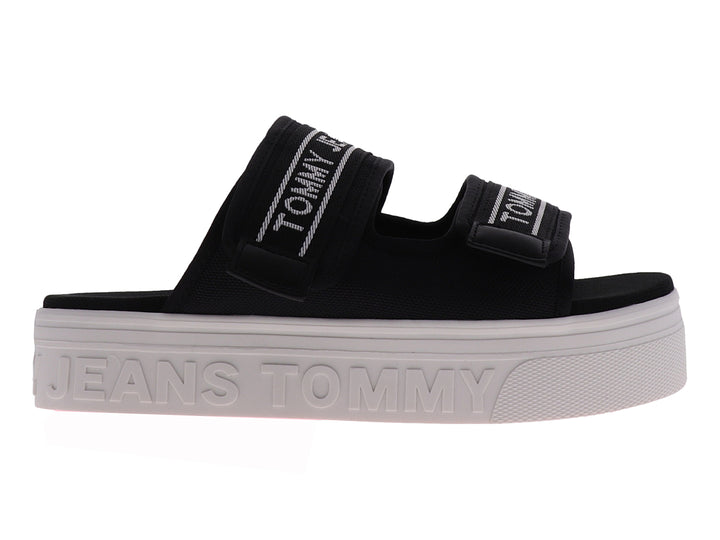 Sandalia negra de plataforma marca Tommy Jeans con suela blanca y correas de tela.
