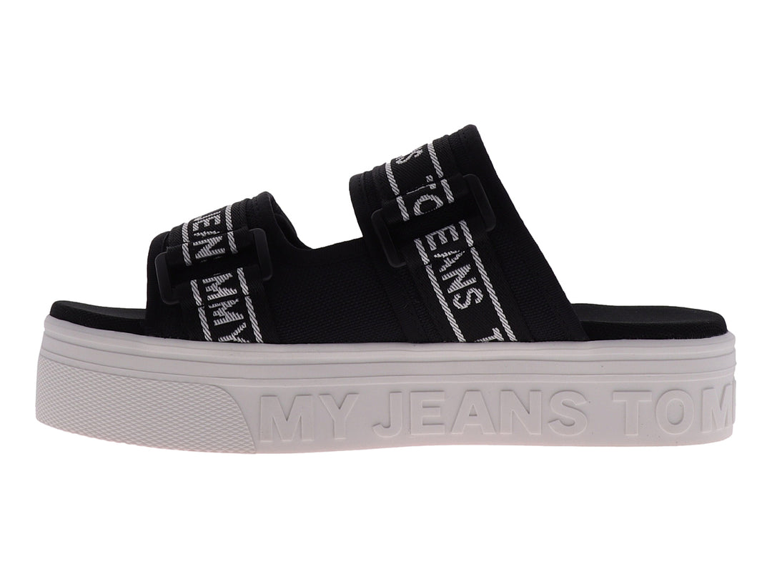 Sandalia negra de plataforma marca Tommy Jeans con suela blanca y correas de tela.