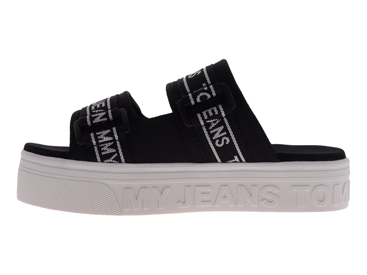 Sandalia negra de plataforma marca Tommy Jeans con suela blanca y correas de tela.