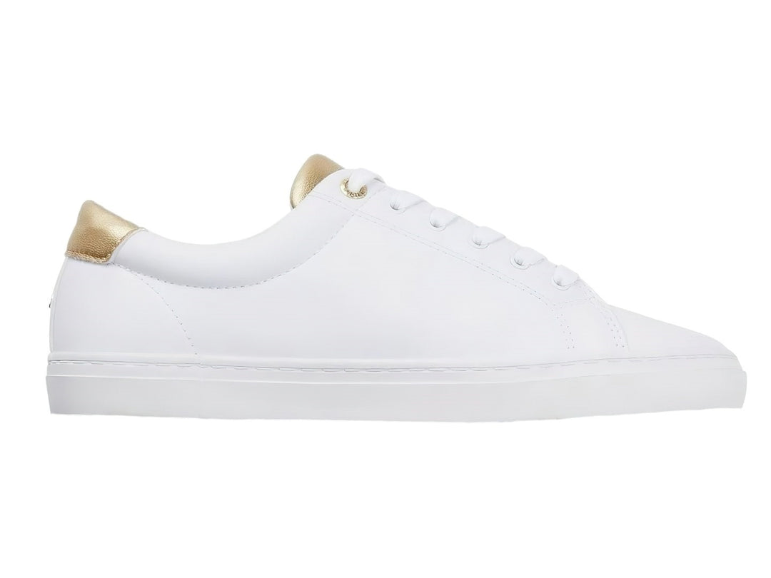 Tenis blancos de Tommy Hilfiger con detalles dorados en el talón y la lengüeta.