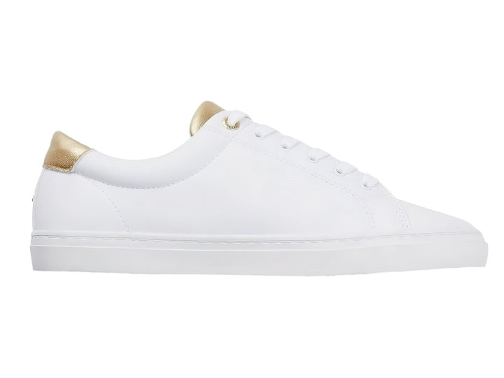 Tenis blancos de Tommy Hilfiger con detalles dorados en el talón y la lengüeta.