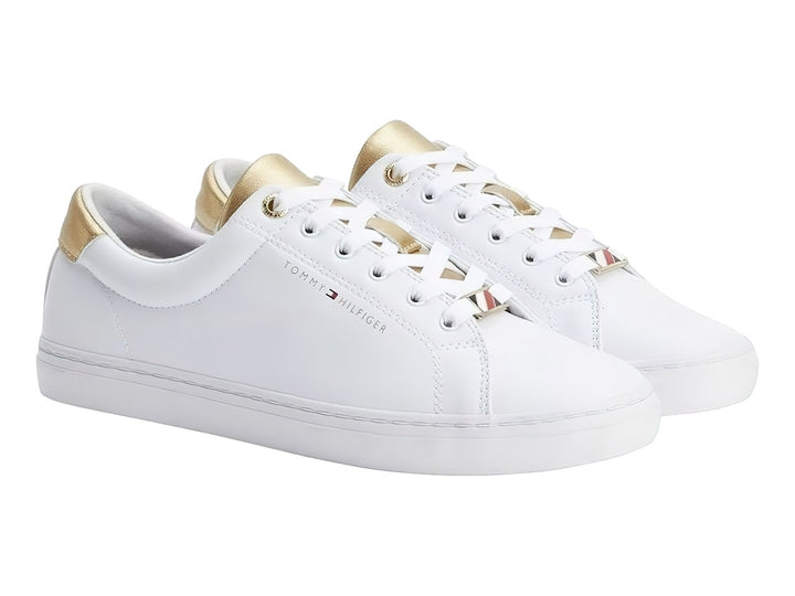 Tenis blancos de Tommy Hilfiger con detalles dorados en el talón y la lengüeta.