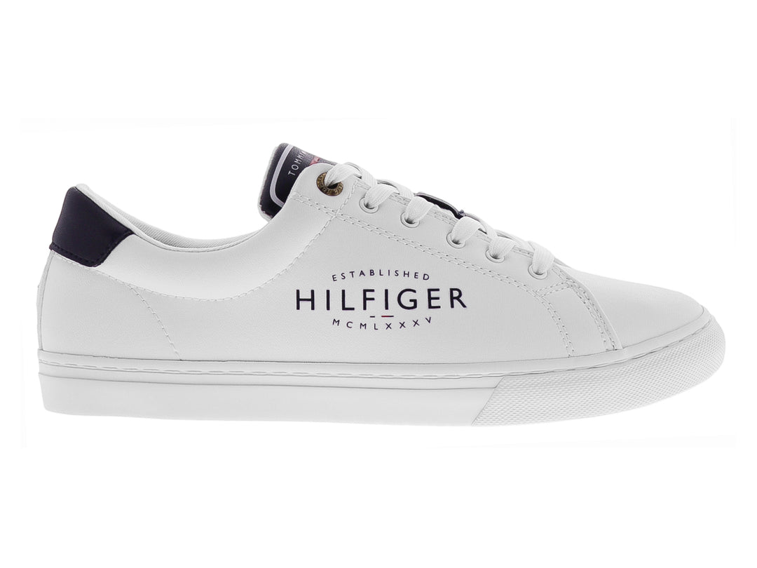 Tenis Tommy Hilfiger color blanco con detalles en azul marino y logotipo en el lateral.