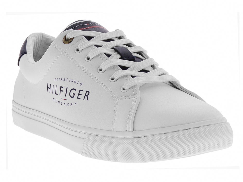 Tenis Tommy Hilfiger color blanco con detalles en azul marino y logotipo en el lateral.