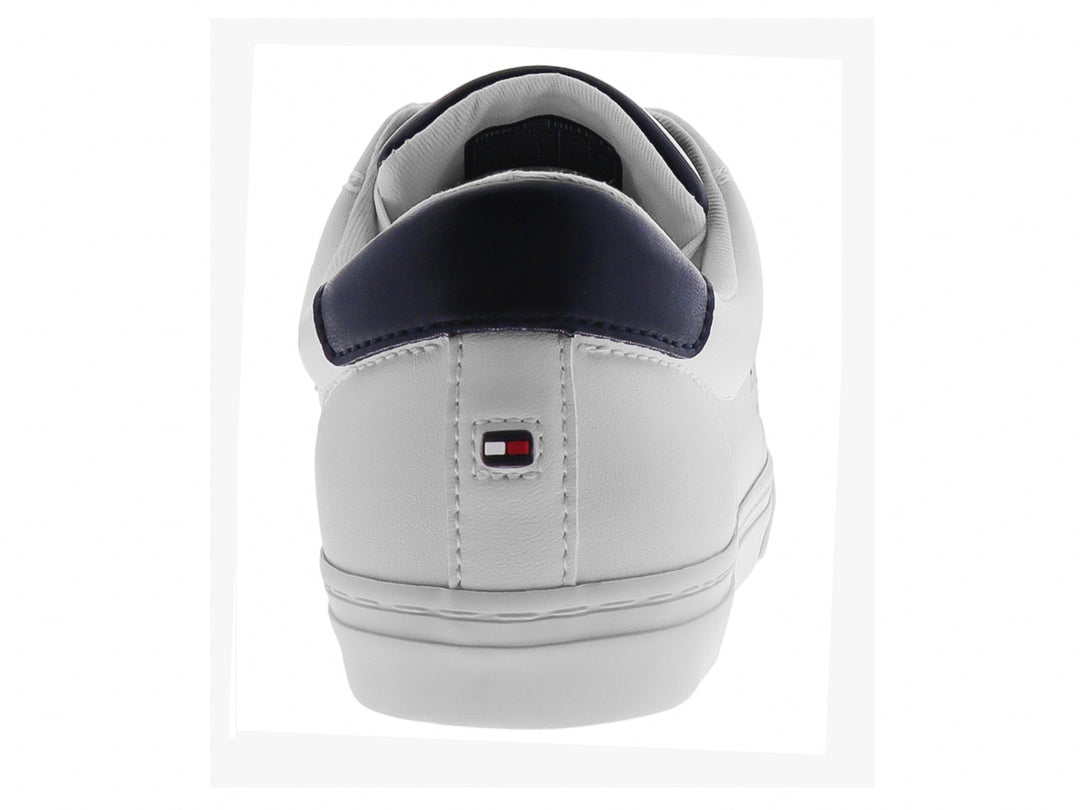 Tenis Tommy Hilfiger color blanco con detalles en azul marino y logotipo en el lateral.