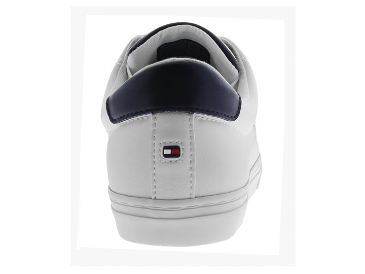 Tenis Tommy Hilfiger color blanco con detalles en azul marino y logotipo en el lateral.