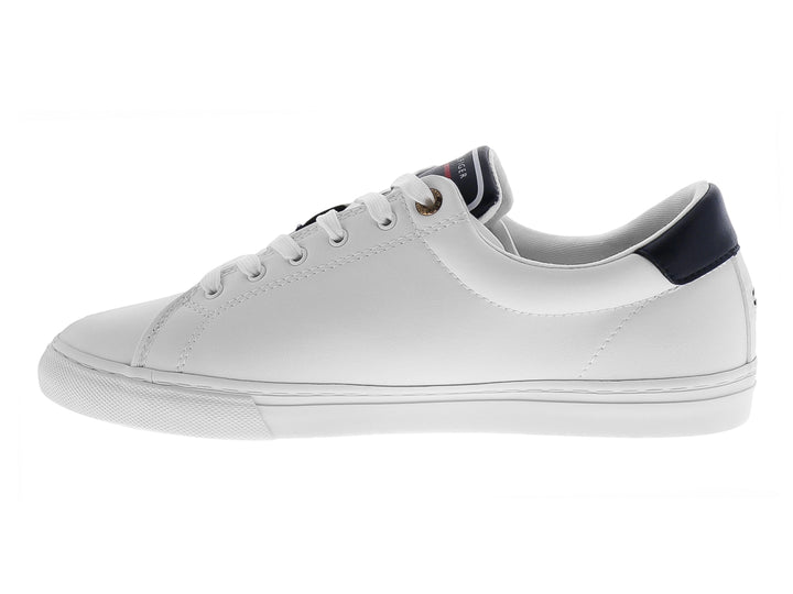 Tenis Tommy Hilfiger color blanco con detalles en azul marino y logotipo en el lateral.