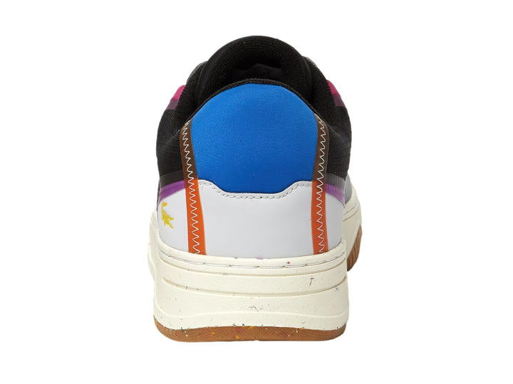 Tenis Lacoste negros con detalles en rosa, azul y gris, con suela blanca y base marrón.