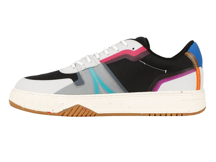 Tenis Lacoste negros con detalles en rosa, azul y gris, con suela blanca y base marrón.