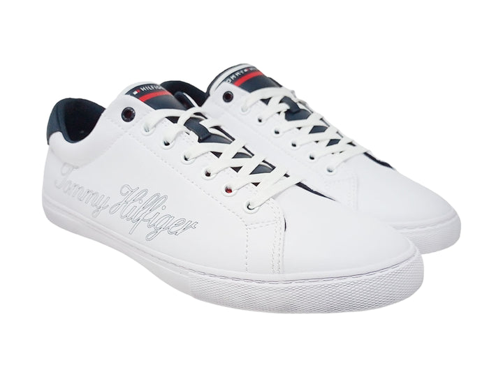 Tenis Tommy Hilfiger color blanco con detalles en azul marino y firma delineada en el costado.