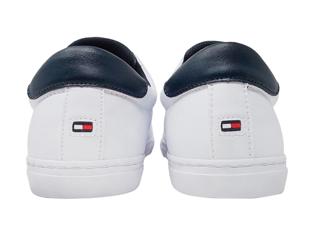 Tenis Tommy Hilfiger color blanco con detalles en azul marino y firma delineada en el costado.