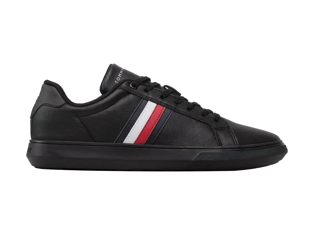 Tenis negros de cuero Tommy Hilfiger con franjas laterales blancas y rojas y suela negra.