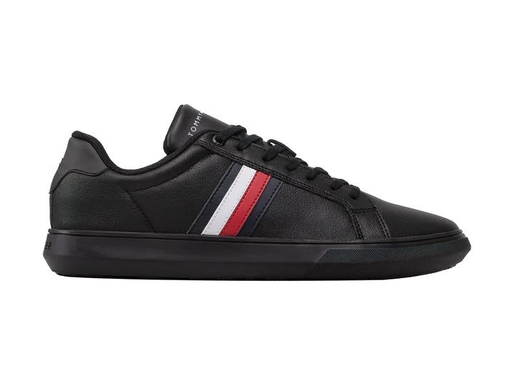 Tenis negros de cuero Tommy Hilfiger con franjas laterales blancas y rojas y suela negra.
