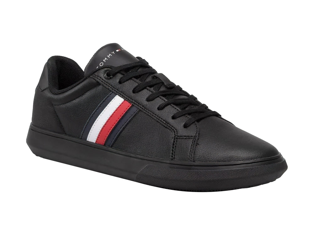 Tenis negros de cuero Tommy Hilfiger con franjas laterales blancas y rojas y suela negra.