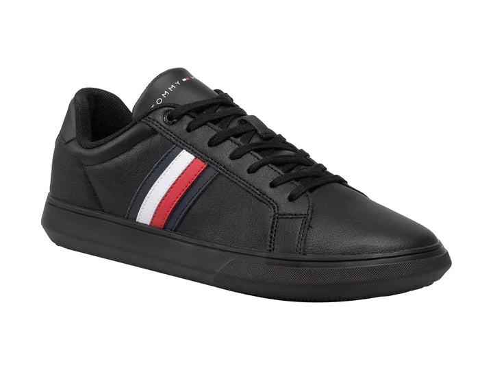 Tenis negros de cuero Tommy Hilfiger con franjas laterales blancas y rojas y suela negra.