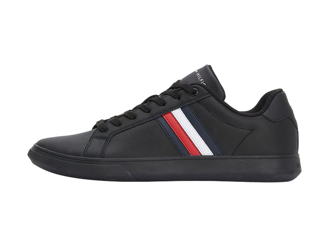 Tenis negros de cuero Tommy Hilfiger con franjas laterales blancas y rojas y suela negra.