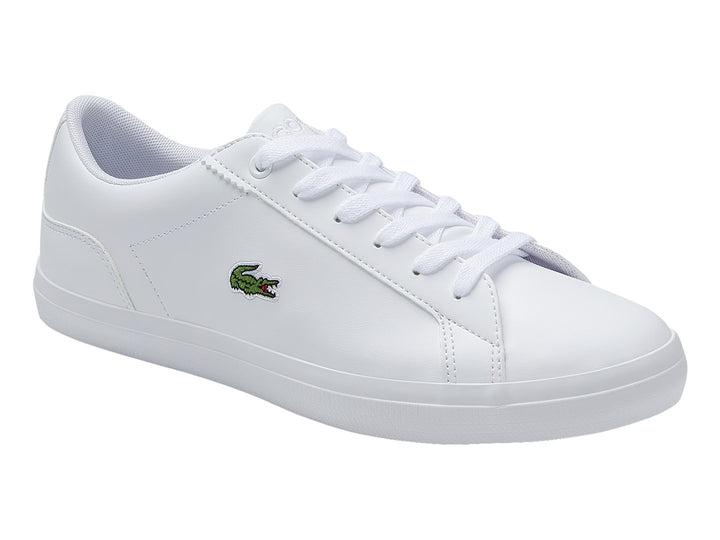 Tenis Lacoste blancos de cuero para niño con suela plana y logotipo del cocodrilo en el lateral.
