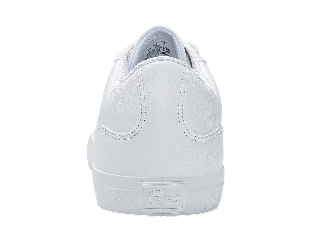 Tenis Lacoste blancos de cuero para niño con suela plana y logotipo del cocodrilo en el lateral.