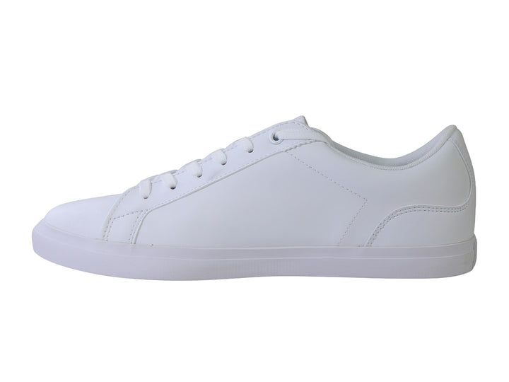 Tenis Lacoste blancos de cuero para niño con suela plana y logotipo del cocodrilo en el lateral.
