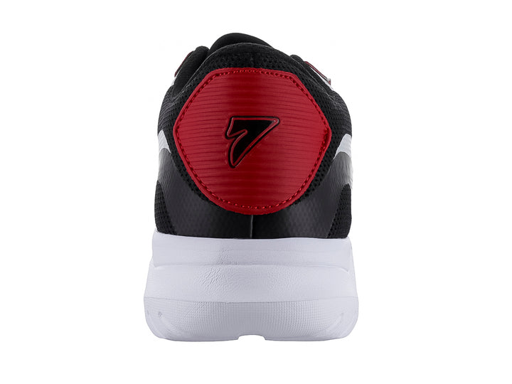 Tenis deportivos de baloncesto en colores negro, gris y rojo con suela blanca.