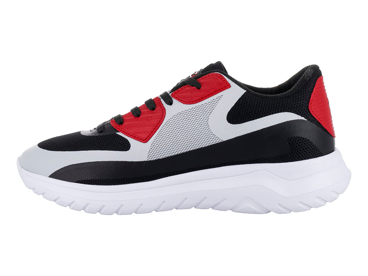 Tenis deportivos de baloncesto en colores negro, gris y rojo con suela blanca.