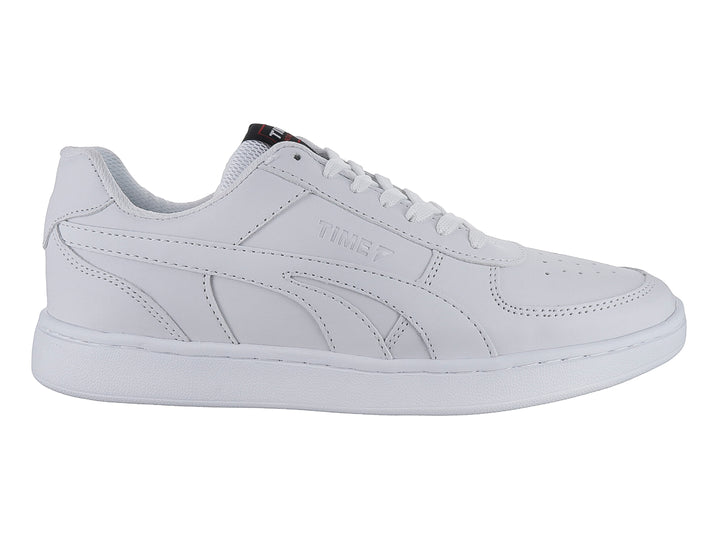 Tenis deportivos blancos para niños de material sintético con cordones y suela blanca.