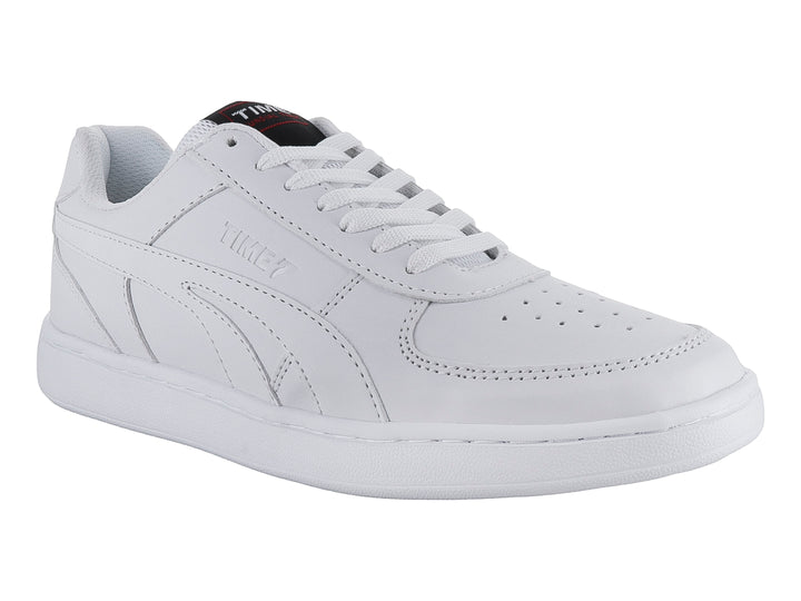 Tenis blancos de corte bajo con cordones y suela plana.