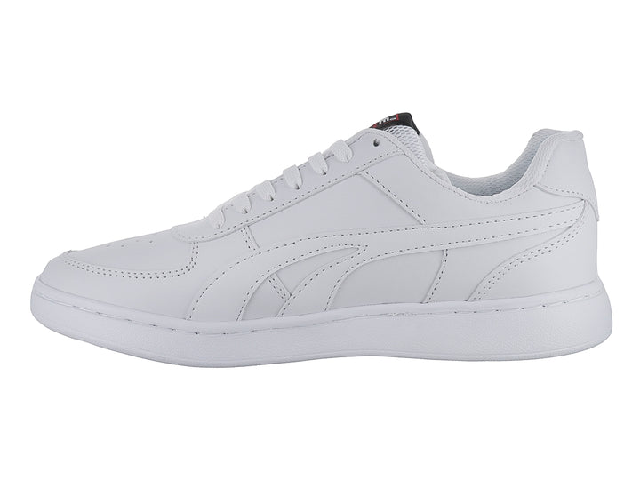 Tenis blancos de corte bajo con cordones y suela plana.