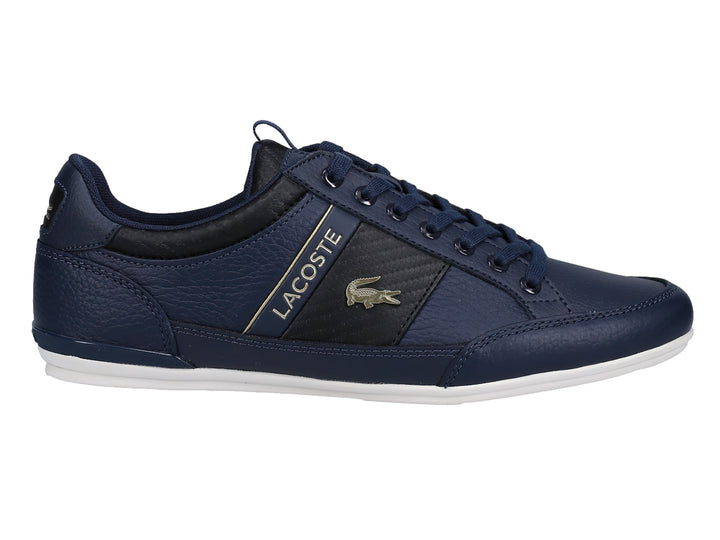 Tenis Lacoste color azul marino con detalles en negro y suela blanca, fabricados en cuero.
