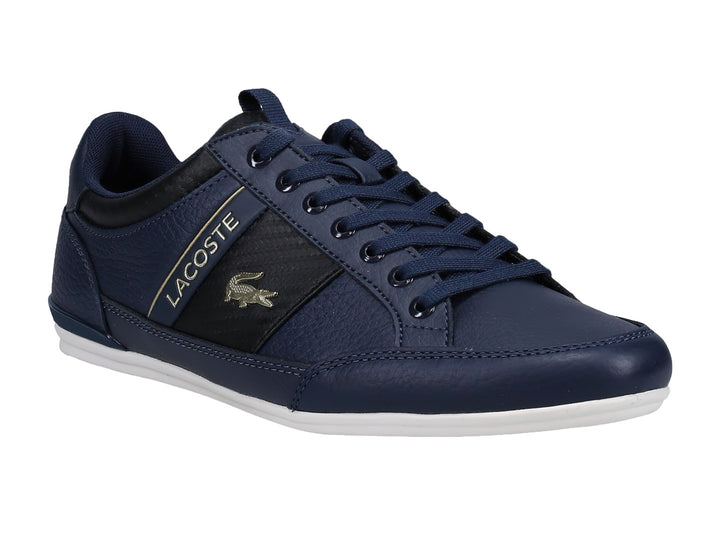 Tenis Lacoste color azul marino con detalles en negro y suela blanca, fabricados en cuero.
