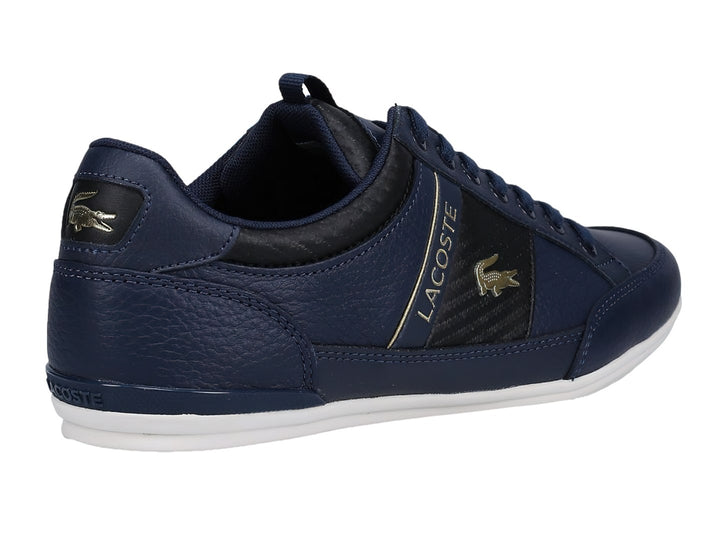 Tenis Lacoste color azul marino con detalles en negro y suela blanca, fabricados en cuero.