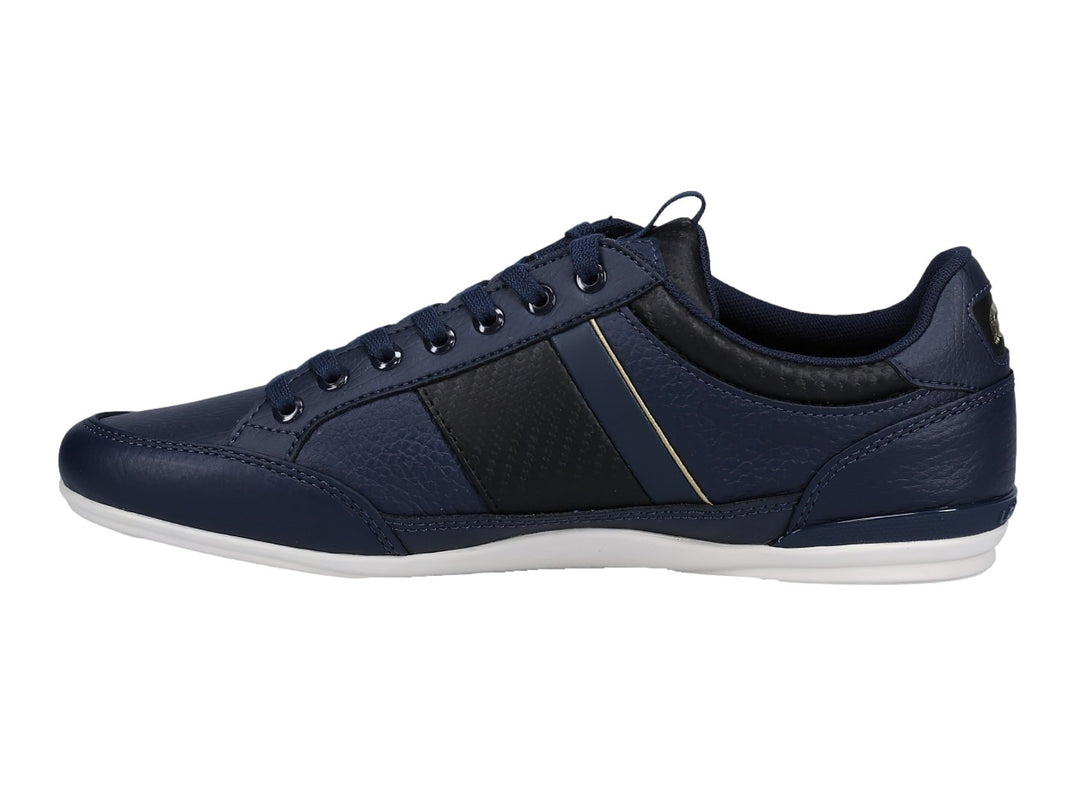 Tenis Lacoste color azul marino con detalles en negro y suela blanca, fabricados en cuero.