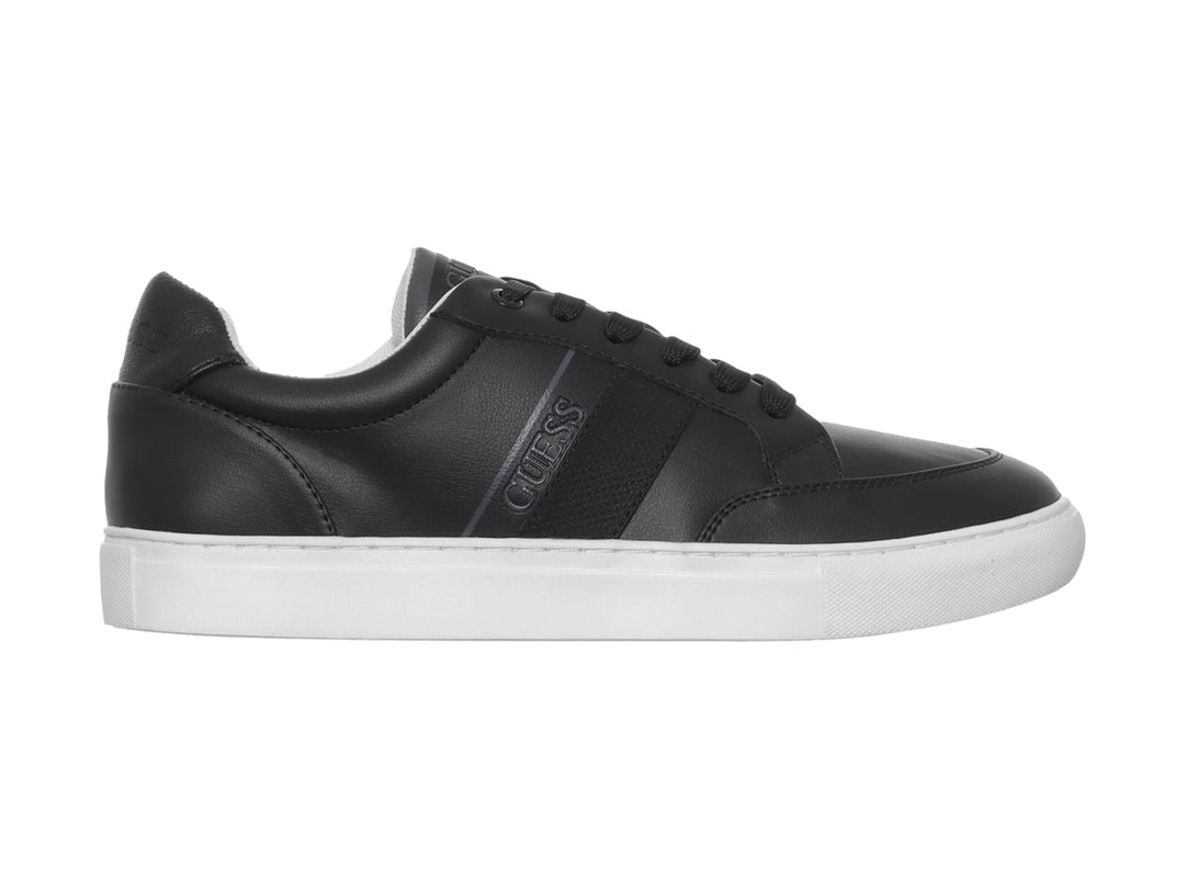 Tenis Guess color negro con suela blanca y diseño casual de corte bajo.