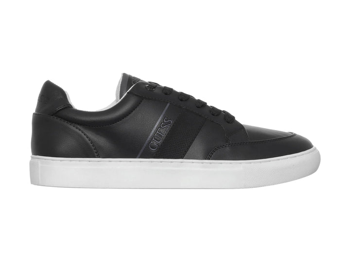 Tenis Guess color negro con suela blanca y diseño casual de corte bajo.