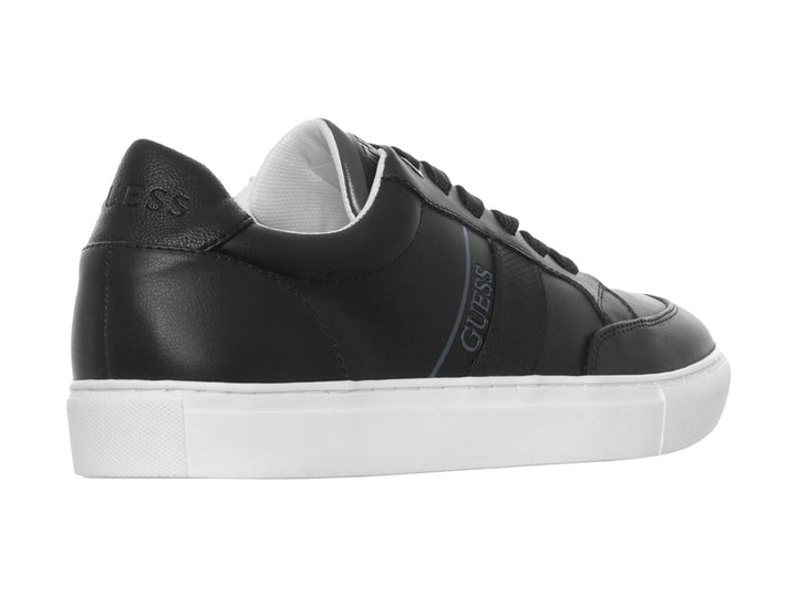 Tenis Guess color negro con suela blanca y diseño casual de corte bajo.