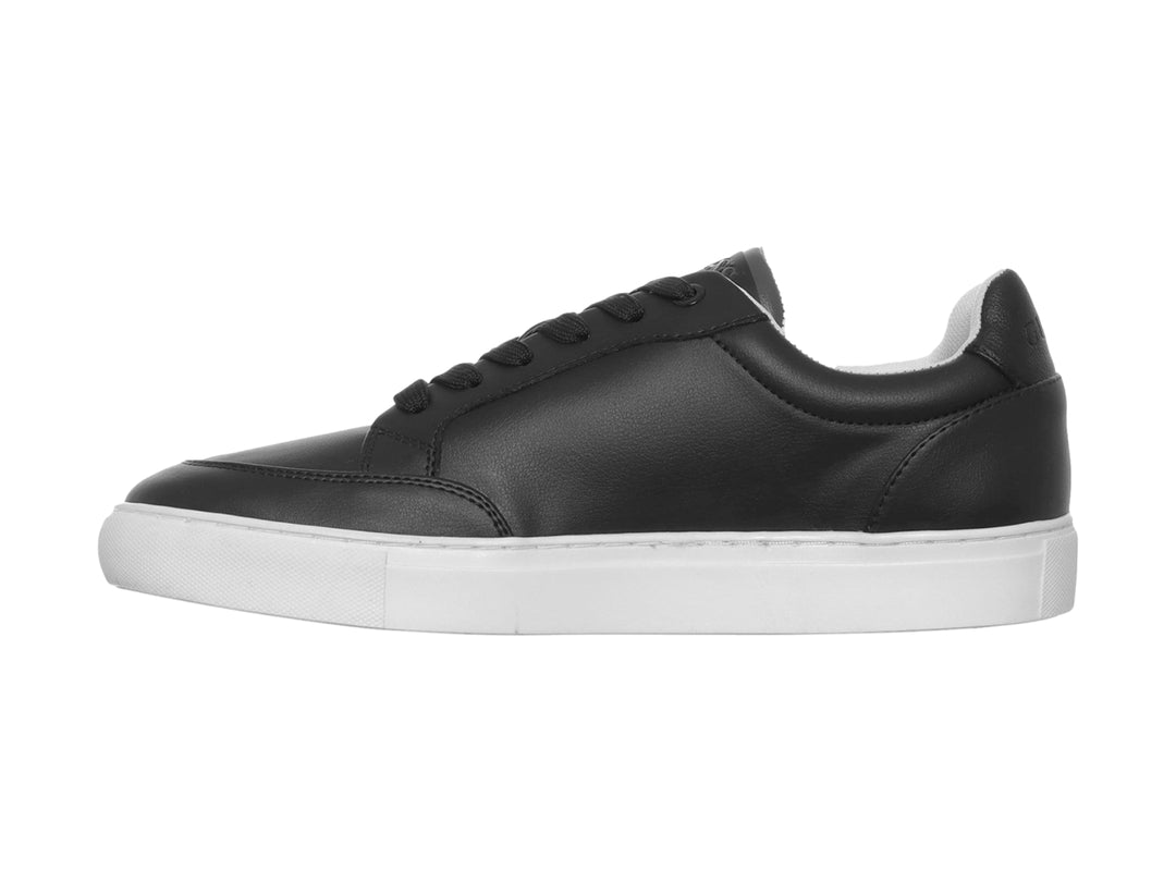 Tenis Guess color negro con suela blanca y diseño casual de corte bajo.