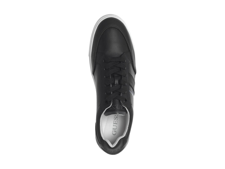 Tenis Guess color negro con suela blanca y diseño casual de corte bajo.