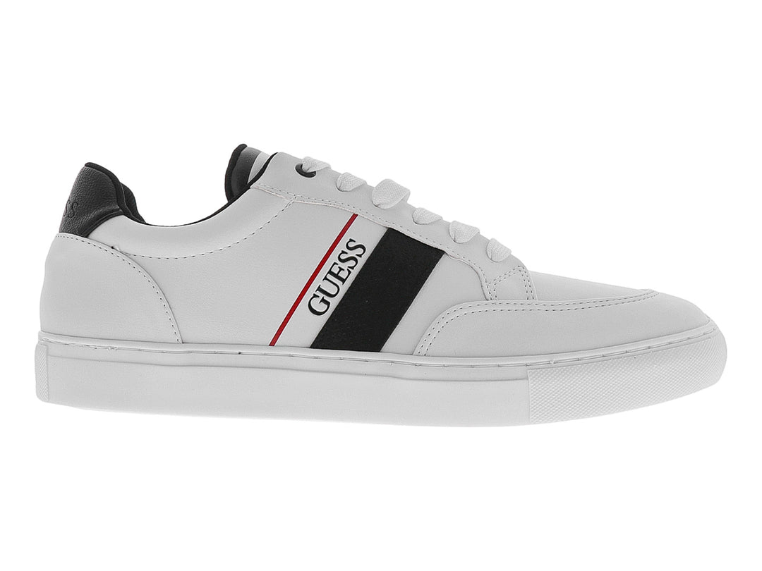 Tenis Guess color blanco con franja lateral negra y roja, suela blanca y detalles en negro en el talón.
