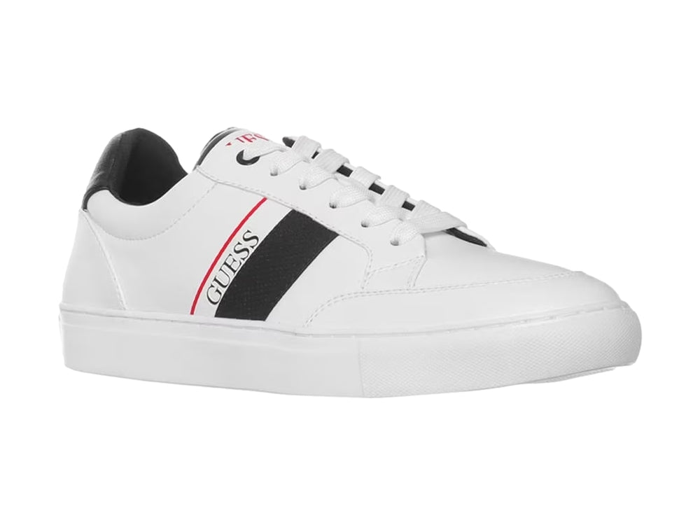 Tenis Guess color blanco con franja lateral negra y roja, suela blanca y detalles en negro en el talón.
