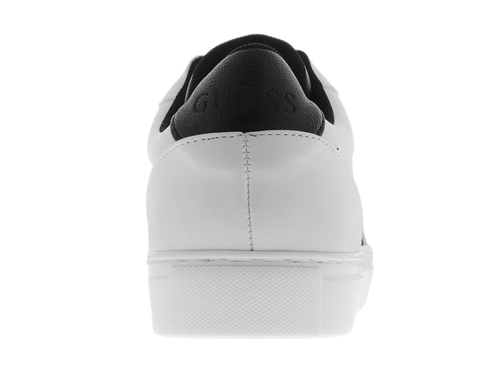 Tenis Guess color blanco con franja lateral negra y roja, suela blanca y detalles en negro en el talón.