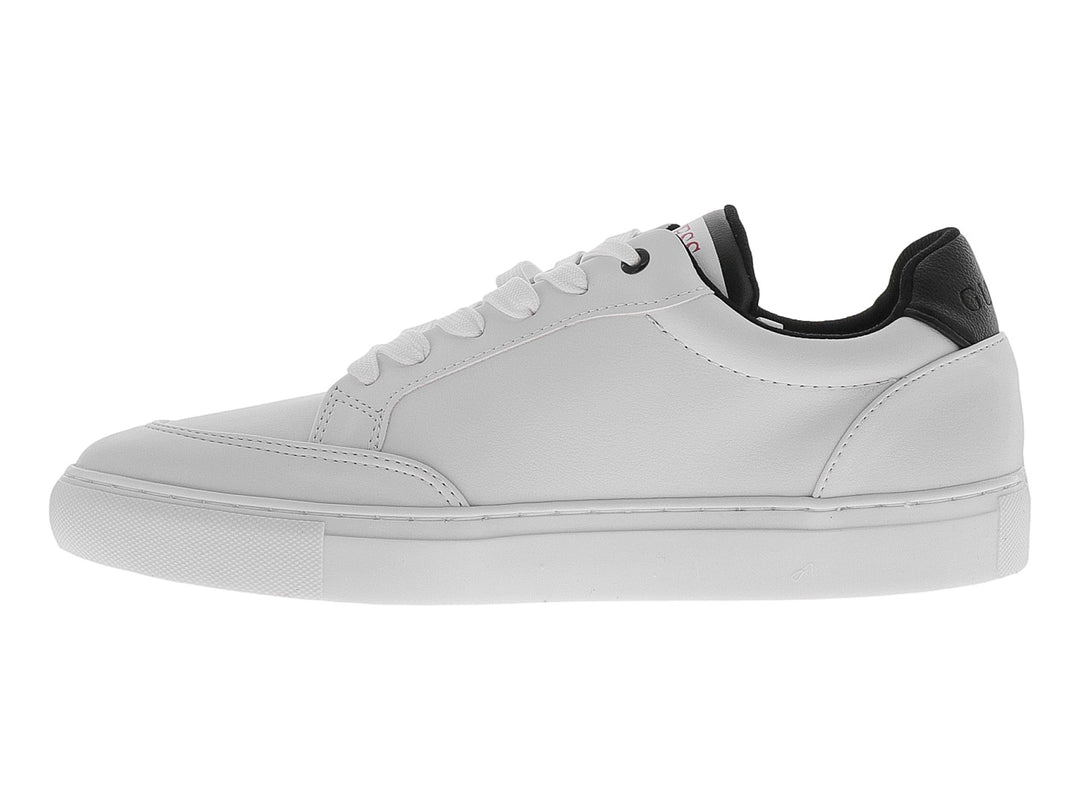 Tenis Guess color blanco con franja lateral negra y roja, suela blanca y detalles en negro en el talón.