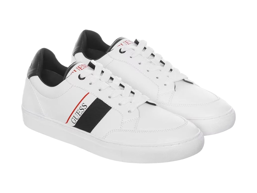 Tenis Guess color blanco con franja lateral negra y roja, suela blanca y detalles en negro en el talón.