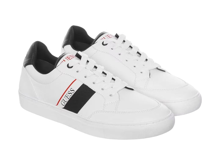 Tenis Guess color blanco con franja lateral negra y roja, suela blanca y detalles en negro en el talón.