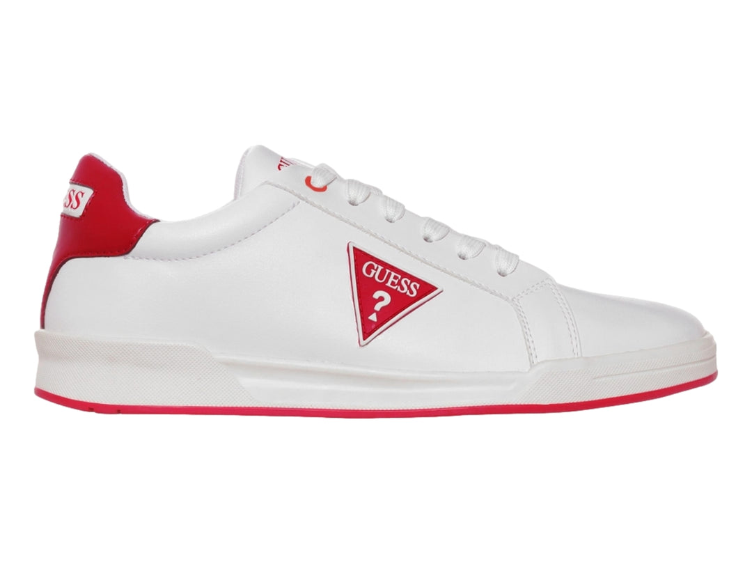 Tenis blancos Guess con detalles rojos en el talón, logo lateral y borde de la suela.
