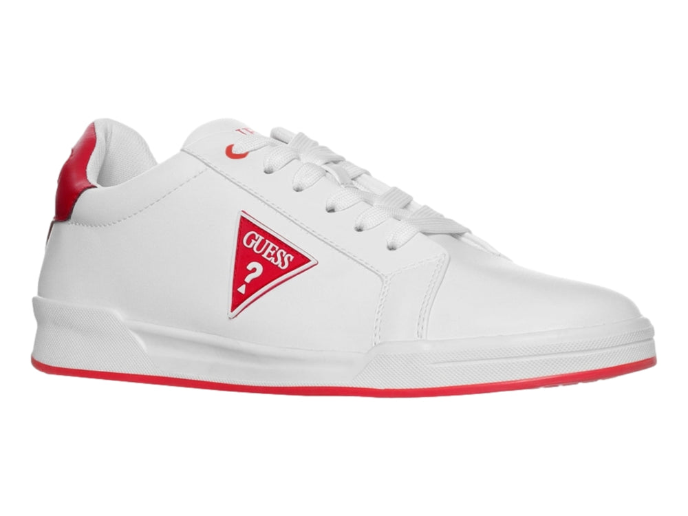 Tenis blancos Guess con detalles rojos en el talón, logo lateral y borde de la suela.