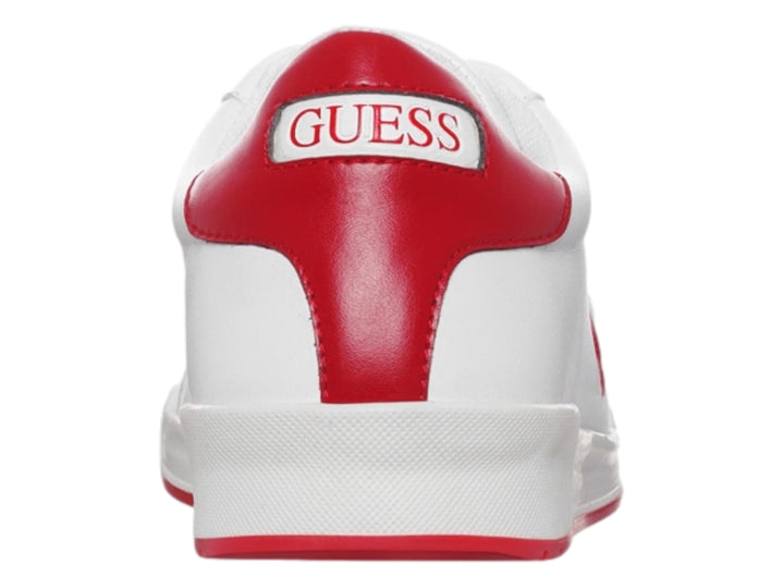 Tenis blancos Guess con detalles rojos en el talón, logo lateral y borde de la suela.