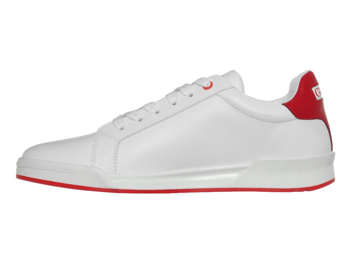 Tenis blancos Guess con detalles rojos en el talón, logo lateral y borde de la suela.