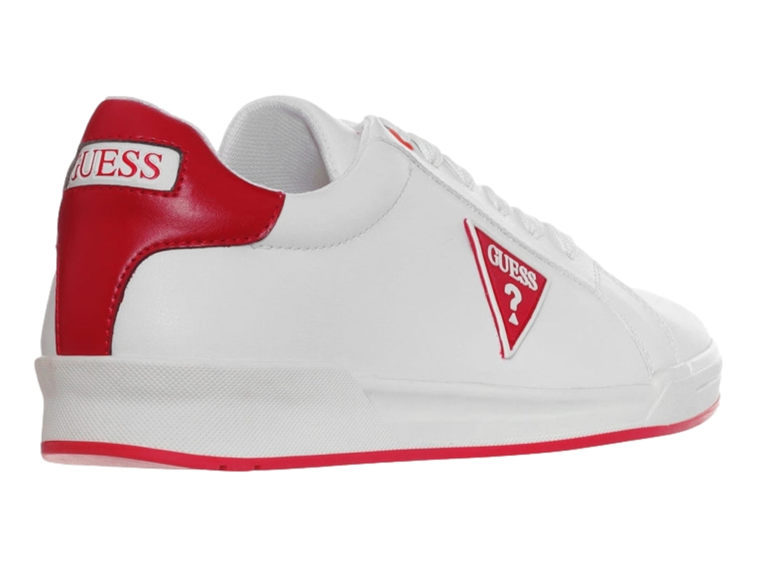 Tenis blancos Guess con detalles rojos en el talón, logo lateral y borde de la suela.