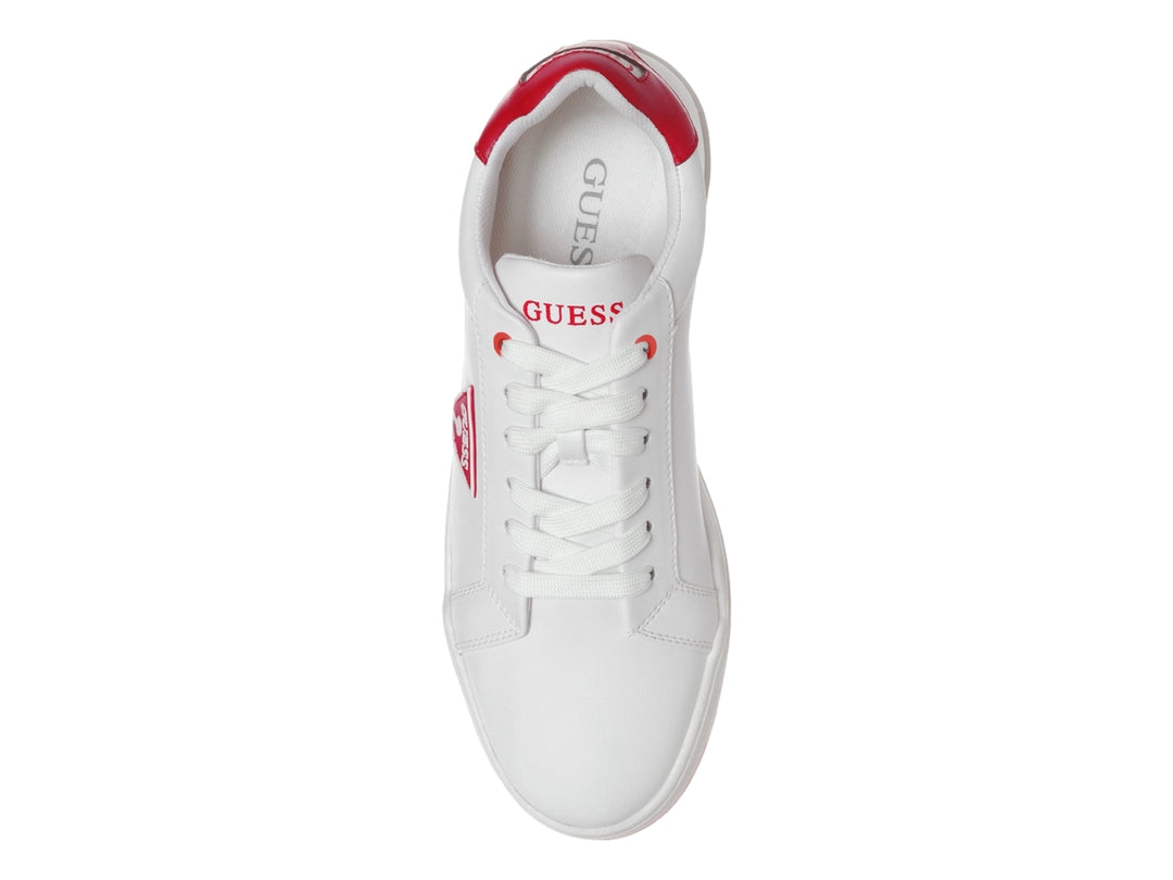 Tenis blancos Guess con detalles rojos en el talón, logo lateral y borde de la suela.