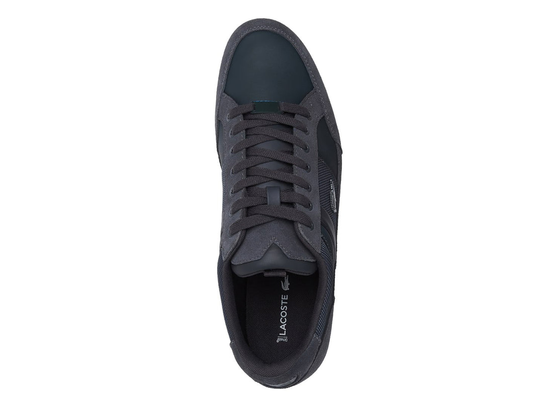 Tenis Lacoste color gris con suela blanca, detalles en gamuza y tela.